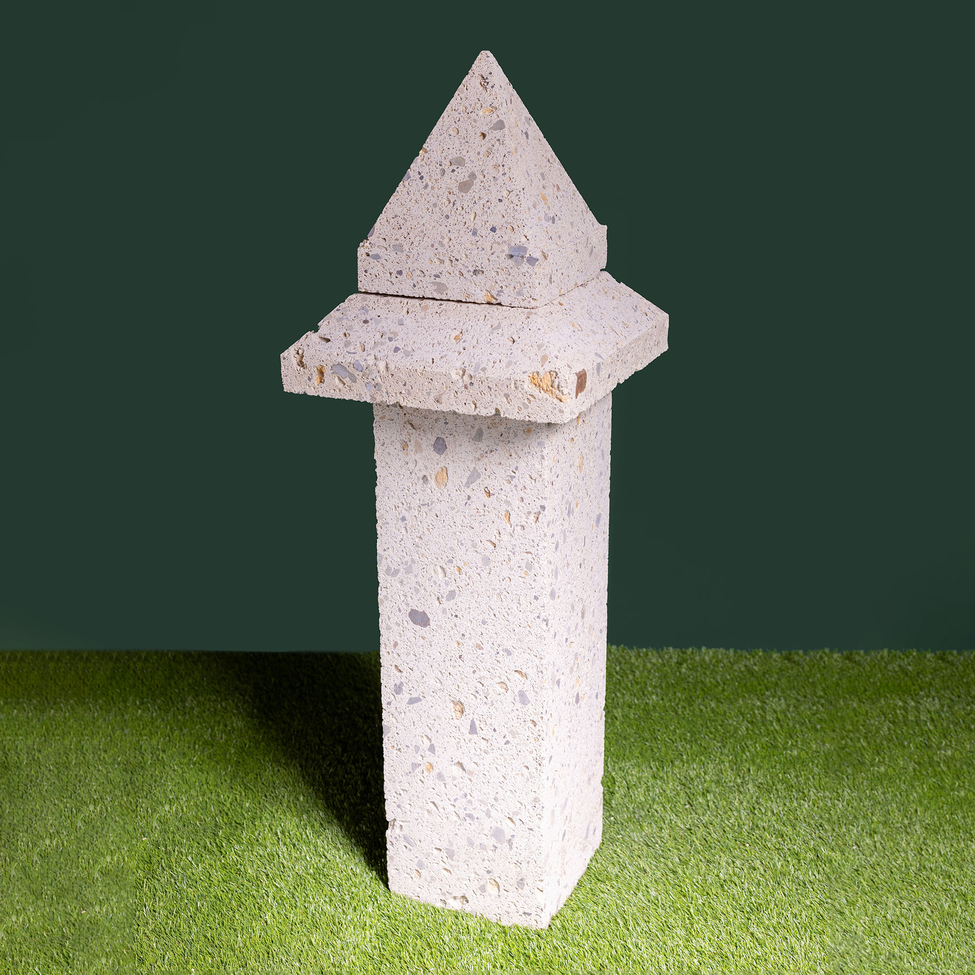 Pirámide,-pináculo-en-dos-piezas-de-piedra-natural