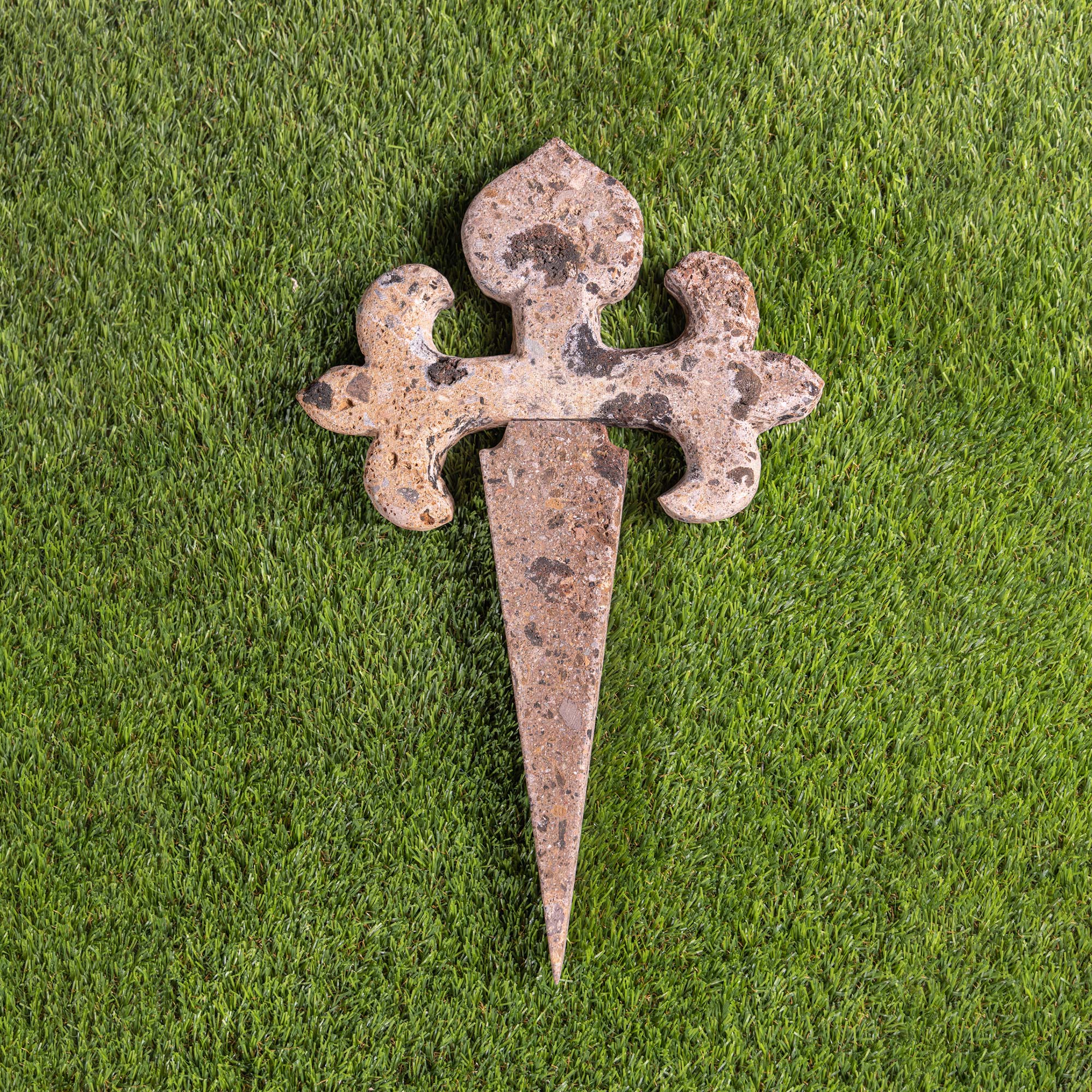 Cruz de Santiago en piedra natural